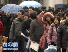 新春招聘 武汉2万大学生顶风冒雨求职 