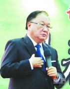 昔日高考落榜生当上美国校长 来厦传授亲情教育