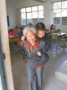 【组图】西昌“陪读奶奶”与脑瘫孙子同桌3年