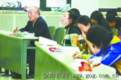 贵州69岁老翁在北大清华旁听博士生课程