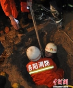 10岁女童大雨天坠落6米机井 消防员冒雨施救