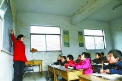 三位老师撑起农村希望小学 教室破烂透风漏雨