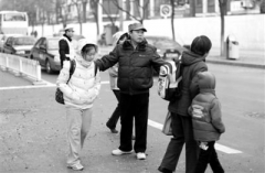 北京“马路大叔”街头义务引导孩子过马路