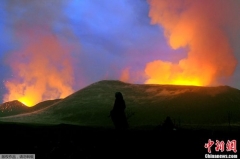 刚果(金)东部一火山岩浆喷发 红光漫天