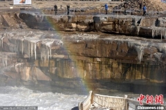 黄河壶口瀑布现冰挂彩虹美景