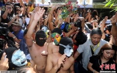 菲律宾大学兄弟会举行年度裸奔活动