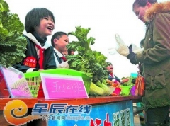 义卖校园蔬菜成诚信考场 孩子追出校门退多收钱