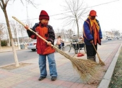 10岁智力障碍男孩家庭贫困 每天帮母亲扫马路