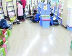 孩子来看书书店陷两难 哪里是孩子读书的乐园