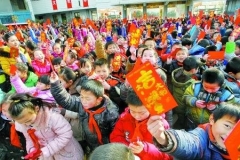 郑州一小学给学生发“红包” 消除开学综合症